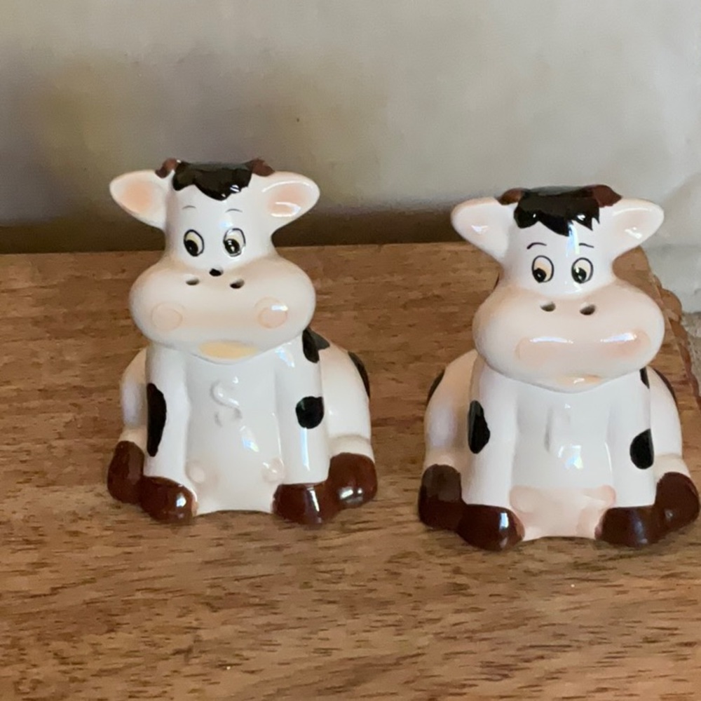 Adorable Cows Salt & Pepper shakers. Whimsical, cute, 2.5”, Country Farmhouse - Picture 2 of 5
